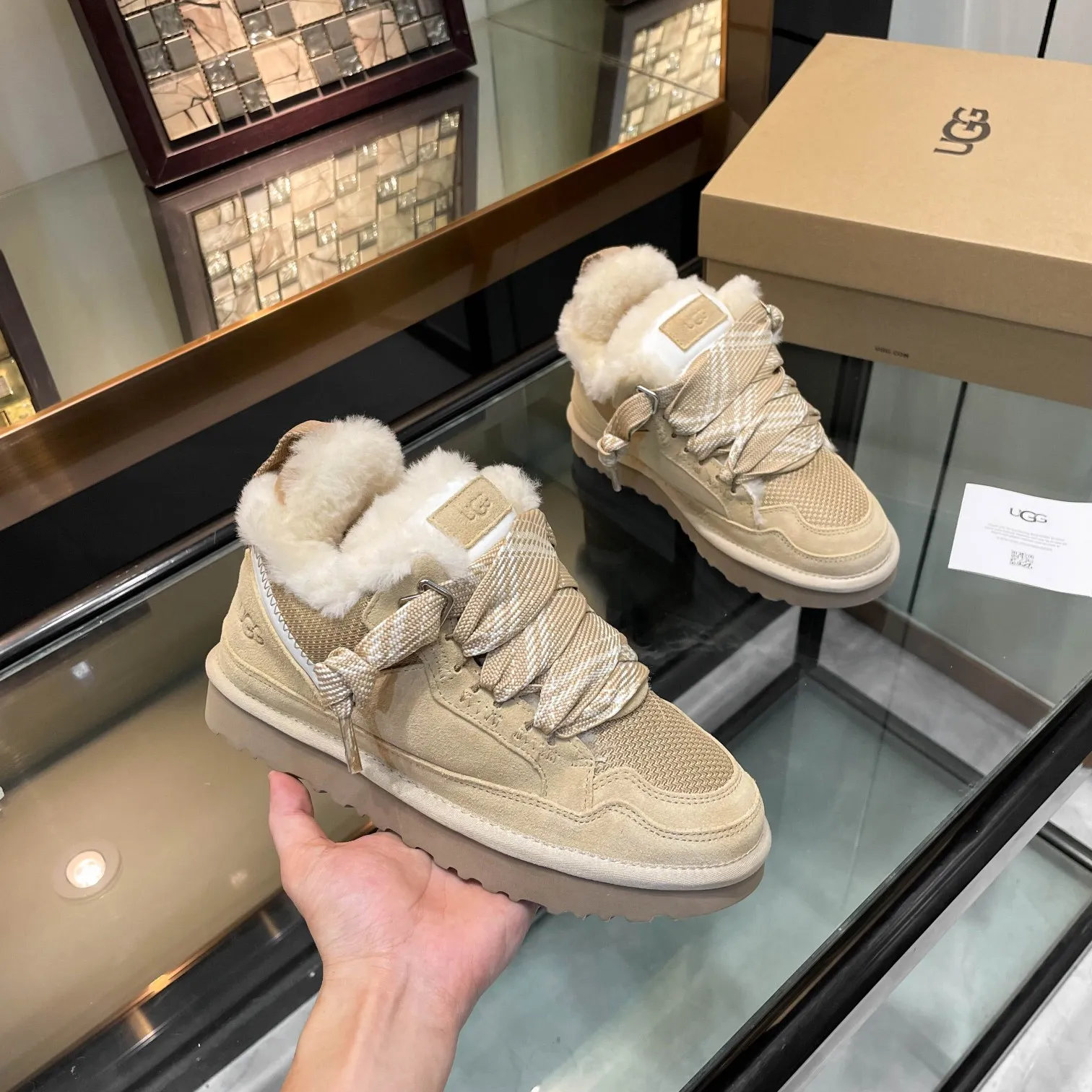 Men's shoes for P580! UGG~25vs popular platform thick-soled casual shoes series... [Round-toe thick-soled casual shoes] A shoe that does not clash with shirts, simple partition design ➕ spotted outsole, silk curls on the upper, a must-have for autumn and winter, can be worn with any pants or skirt, very comfortable and beautiful on the feet... ❶Material: Original customized cow ➕Breathable mesh ❷Inner lining: Original customized wool ❸ Foot pads: Original customized sheepskin ❹Outsole: Original molded wear-resistant velvet foam outsole ❺Number of codes: 35-41 ❻Packaging: Original full set of packaging ☀Color: Official website updated simultaneously